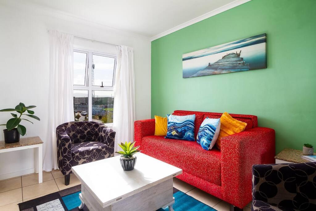 Family-Friendly 2BR Near Airport Sleeps Groups Wifi Free Parking