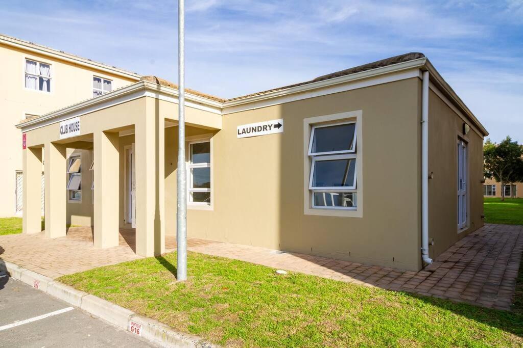 Family-Friendly 2BR Near Airport Sleeps Groups Wifi Free Parking