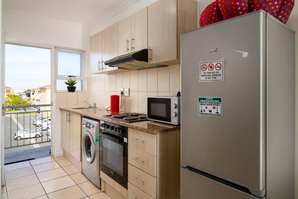 Family-Friendly 2BR Near Airport Sleeps Groups Wifi Free Parking
