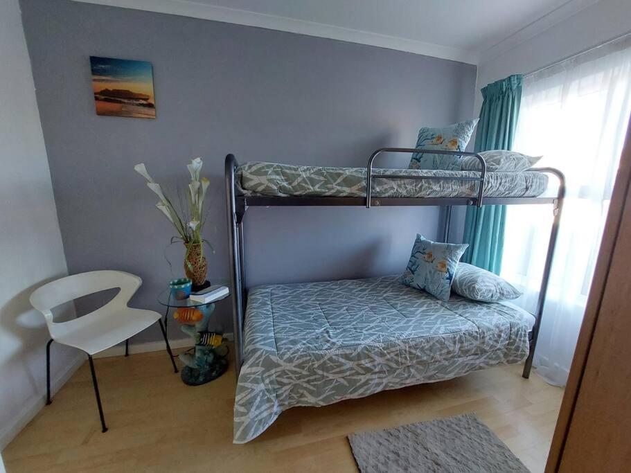 Family-Friendly 2BR Near Airport Sleeps Groups Wifi Free Parking