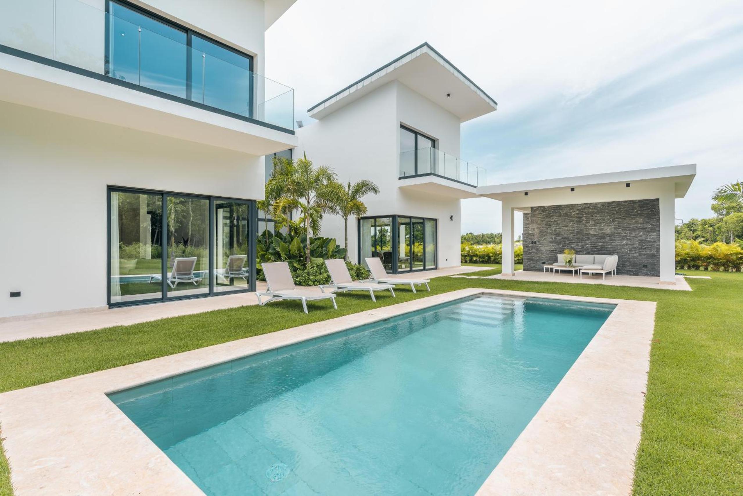 Magnificent villa with maid and pool at Caleton