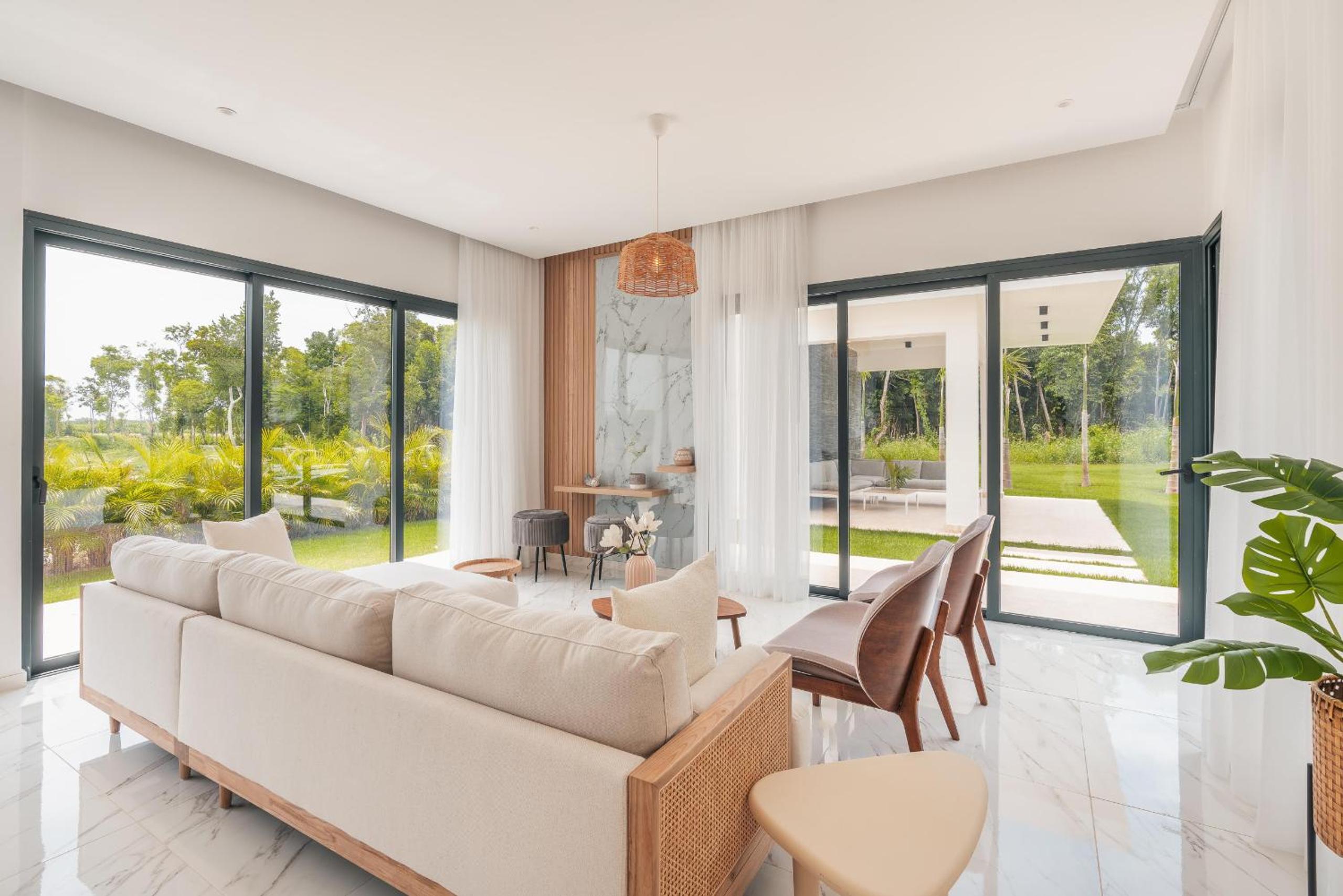 Magnificent villa with maid and pool at Caleton
