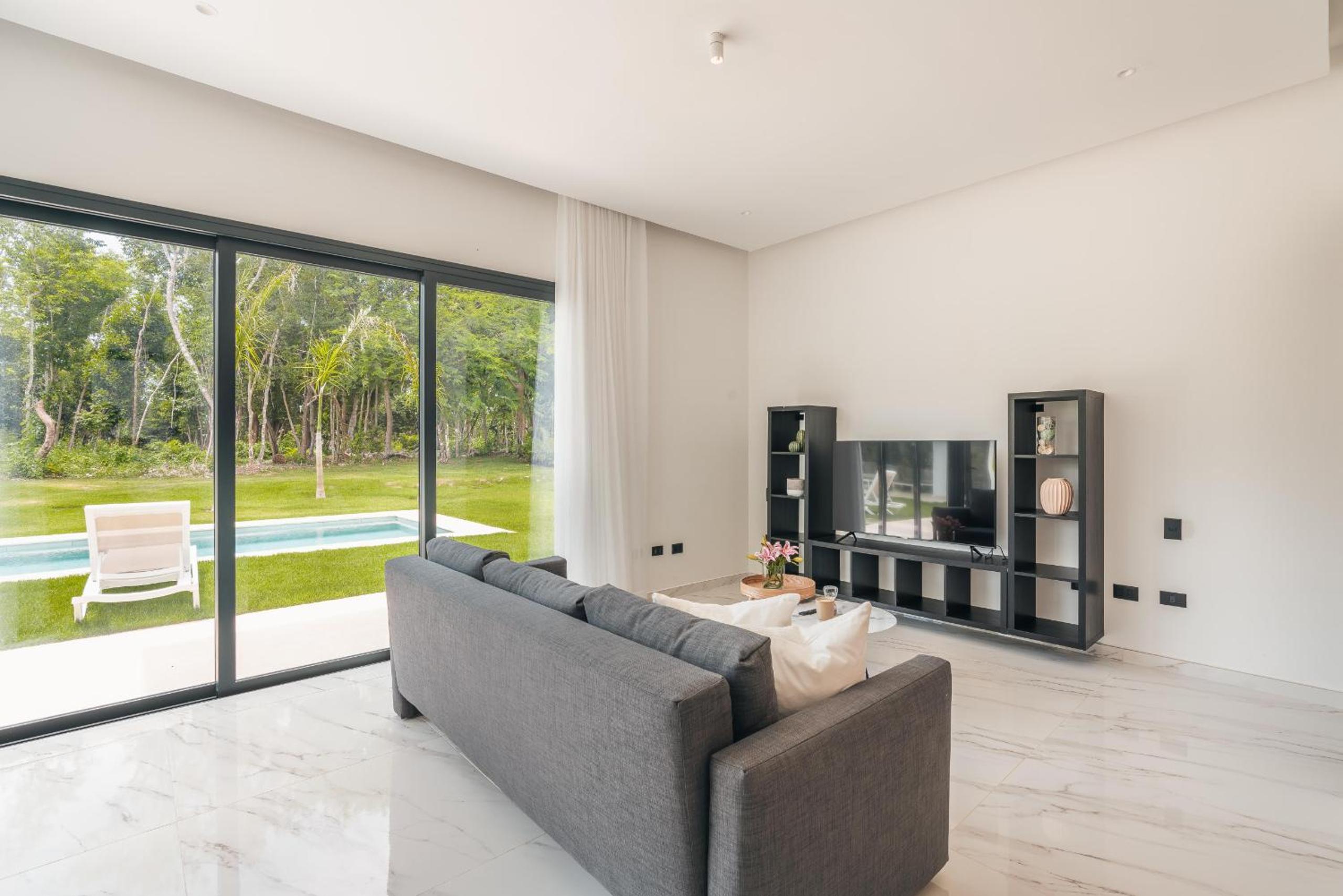 Magnificent villa with maid and pool at Caleton