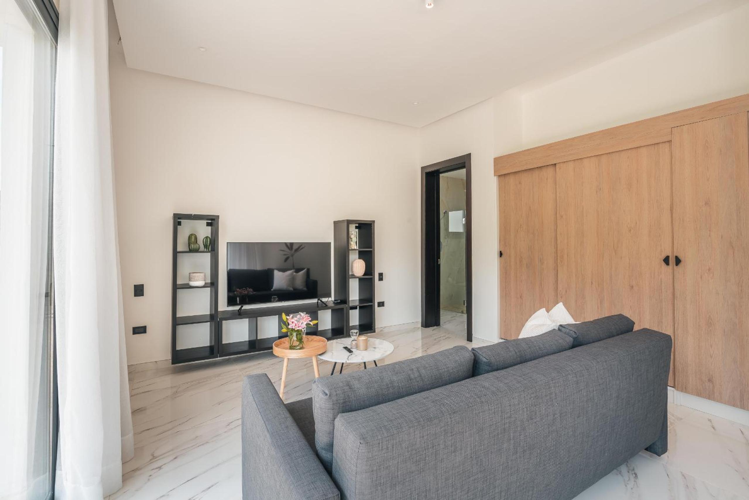Magnificent villa with maid and pool at Caleton