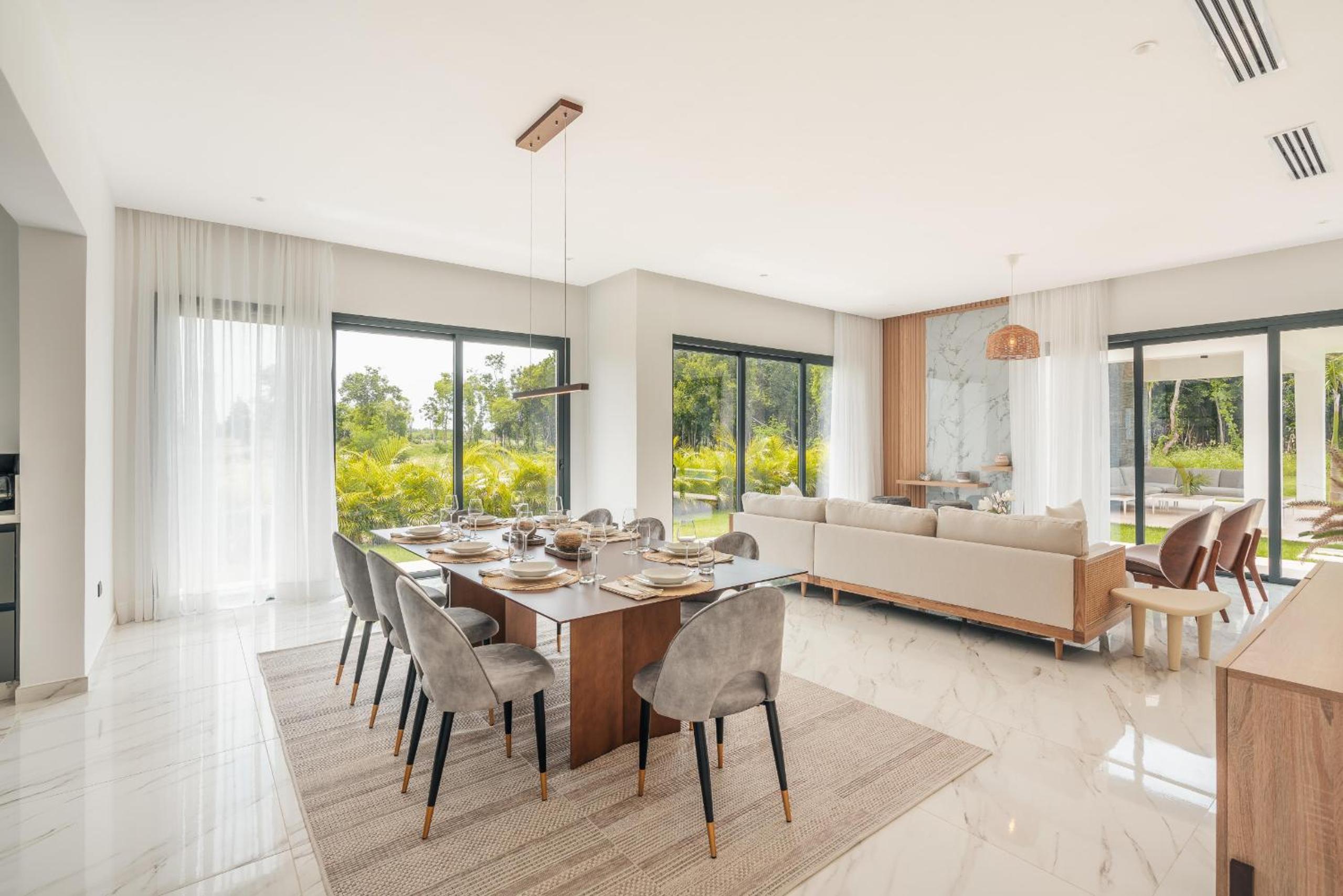 Magnificent villa with maid and pool at Caleton