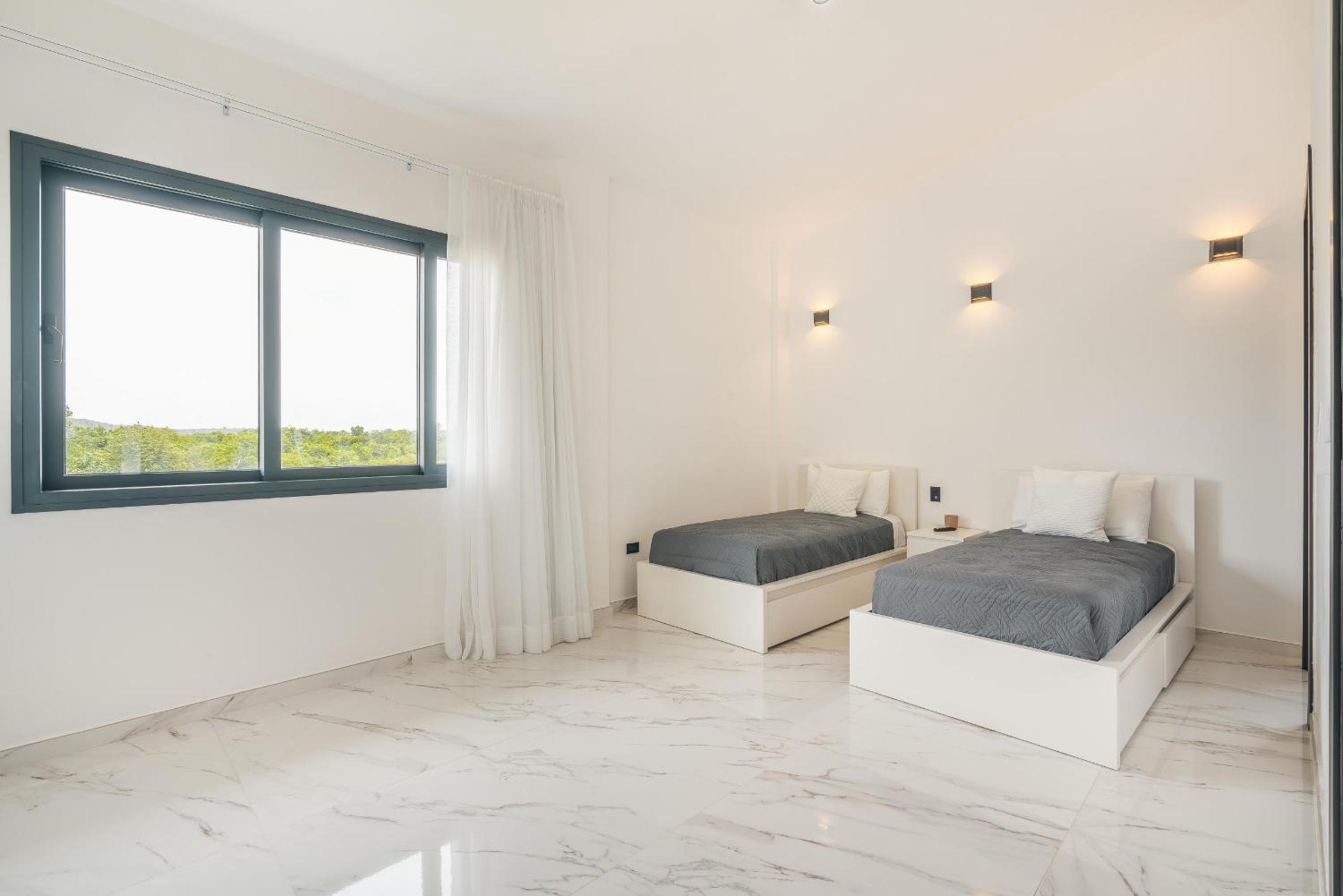 Magnificent villa with maid and pool at Caleton