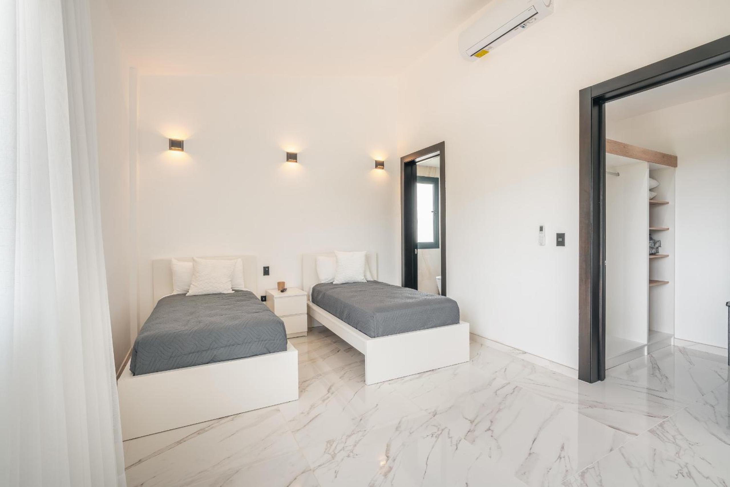 Magnificent villa with maid and pool at Caleton