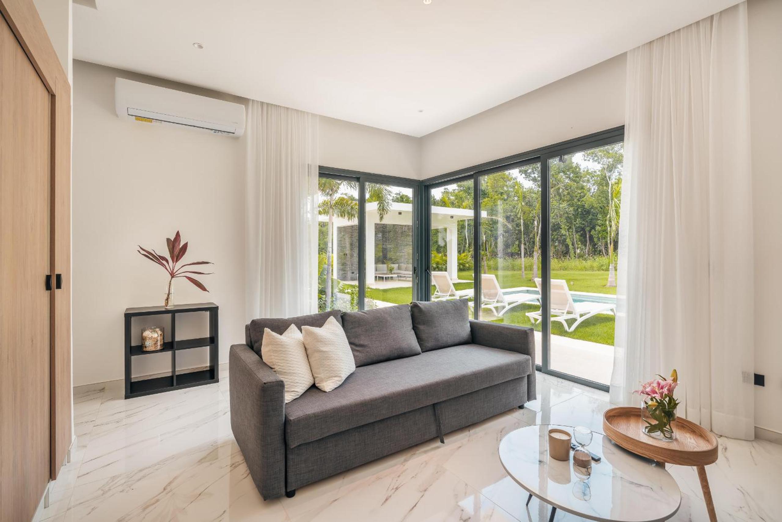 Magnificent villa with maid and pool at Caleton