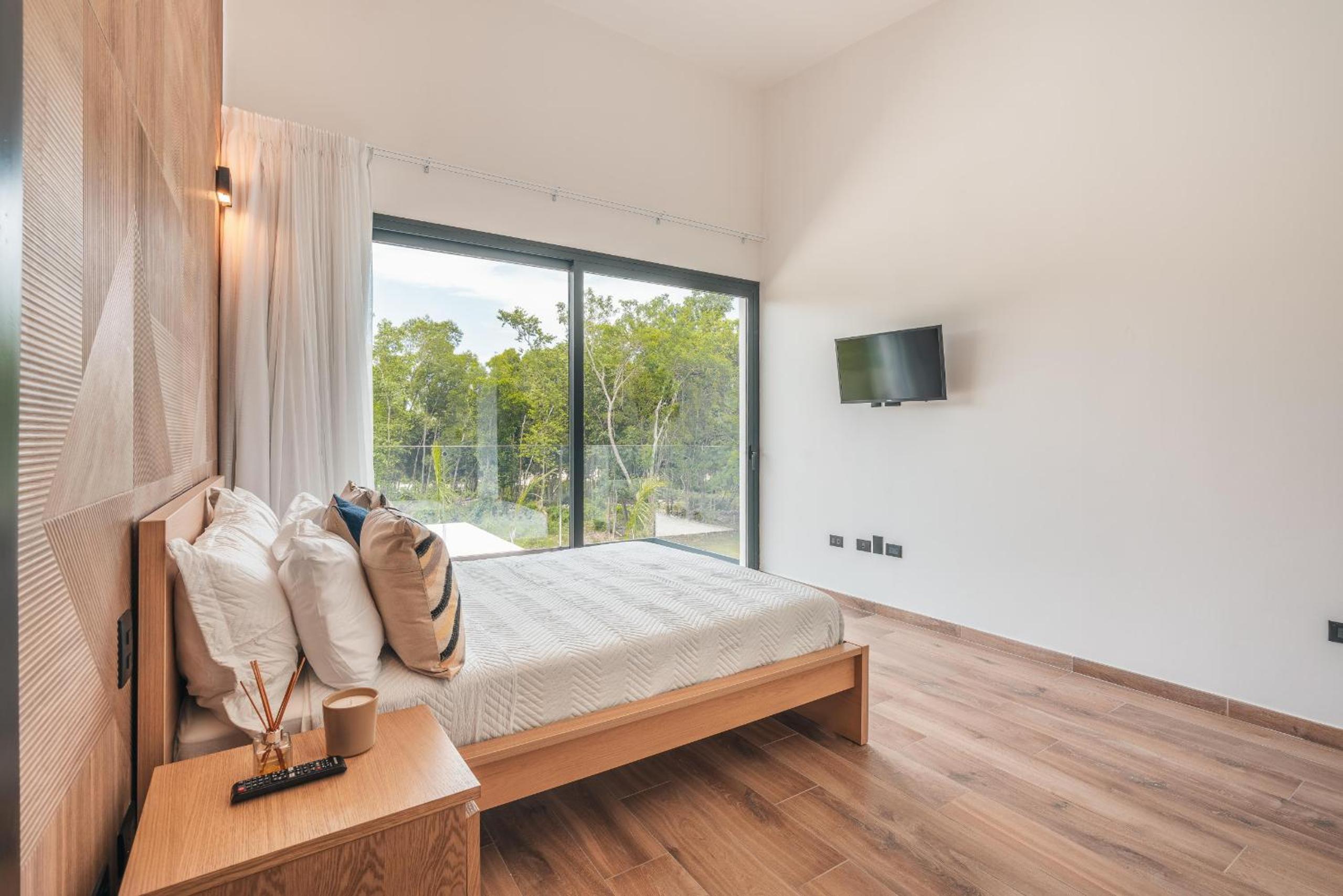 Magnificent villa with maid and pool at Caleton
