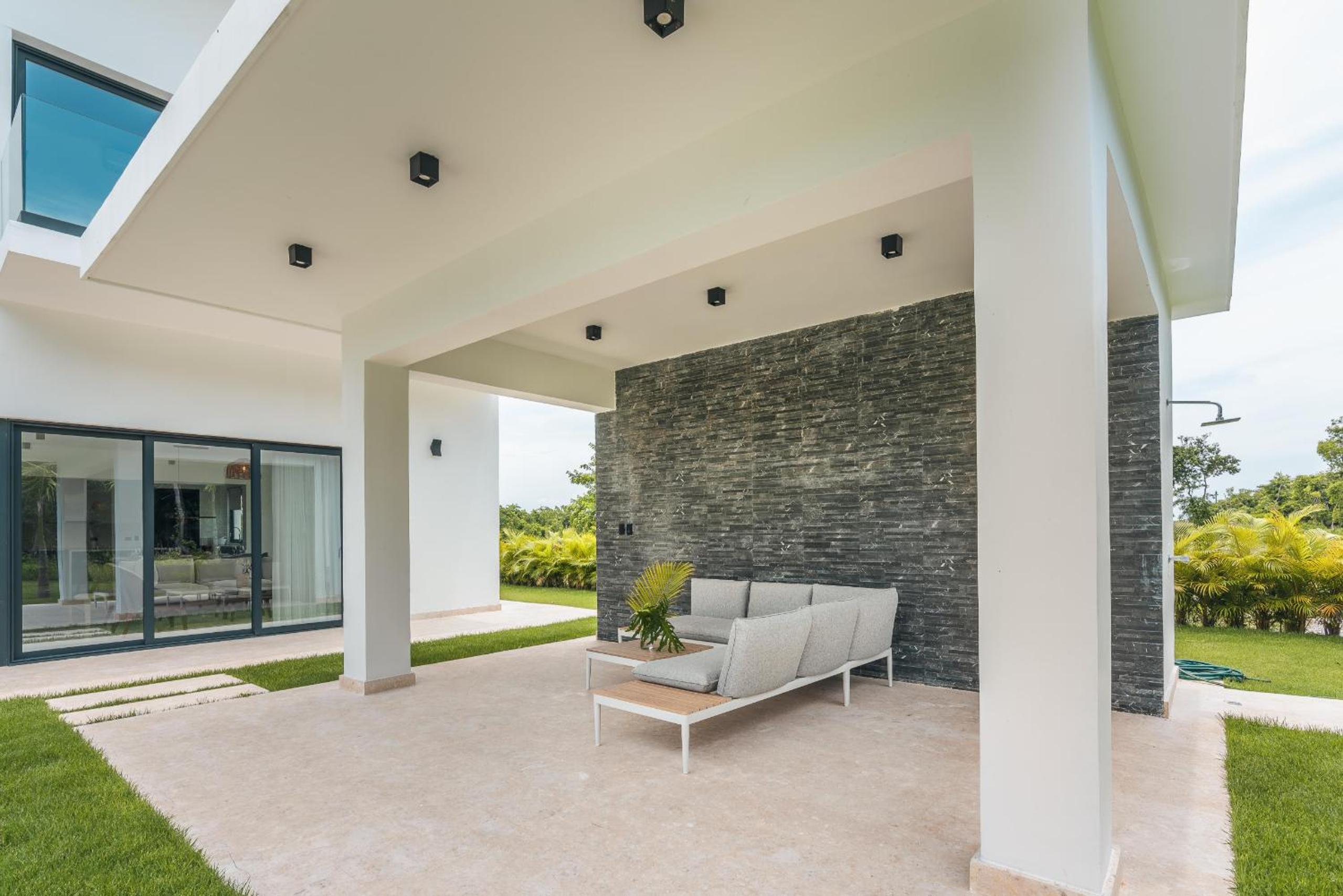 Magnificent villa with maid and pool at Caleton