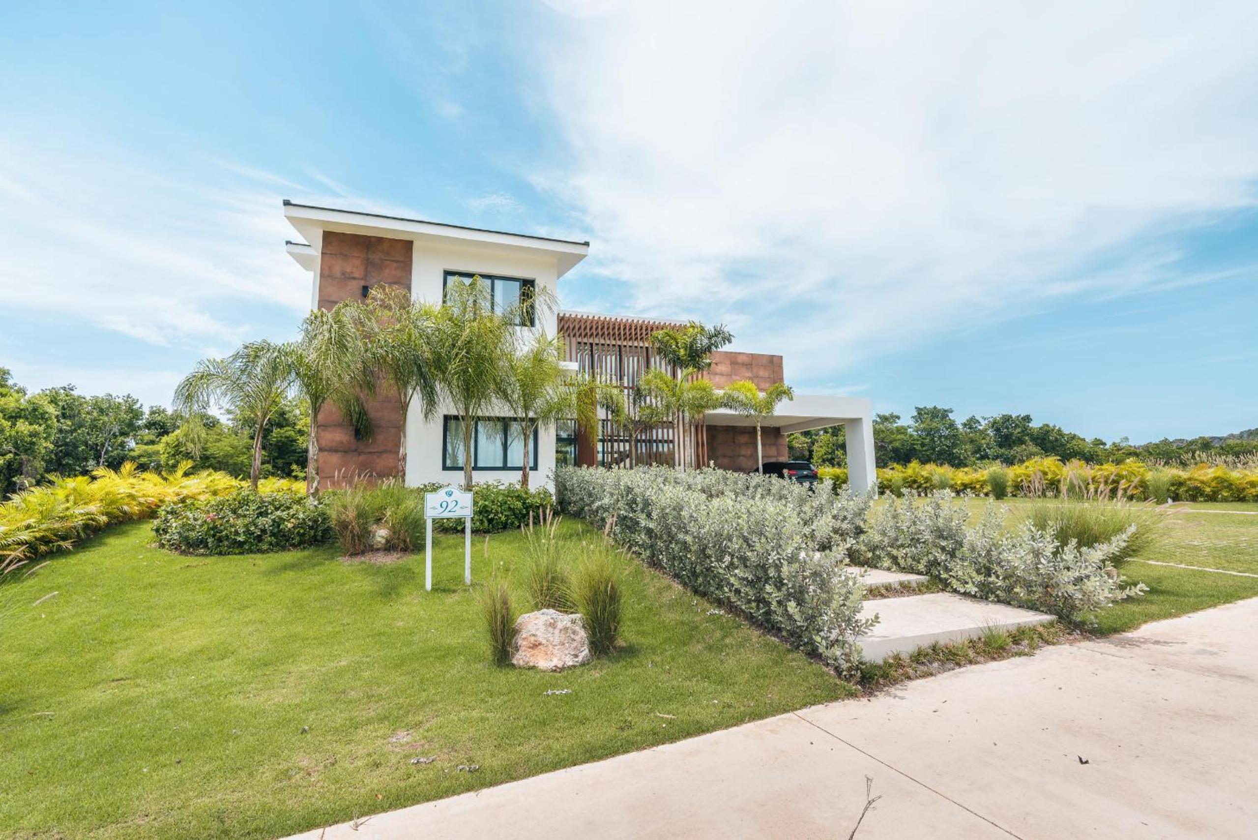 Magnificent villa with maid and pool at Caleton