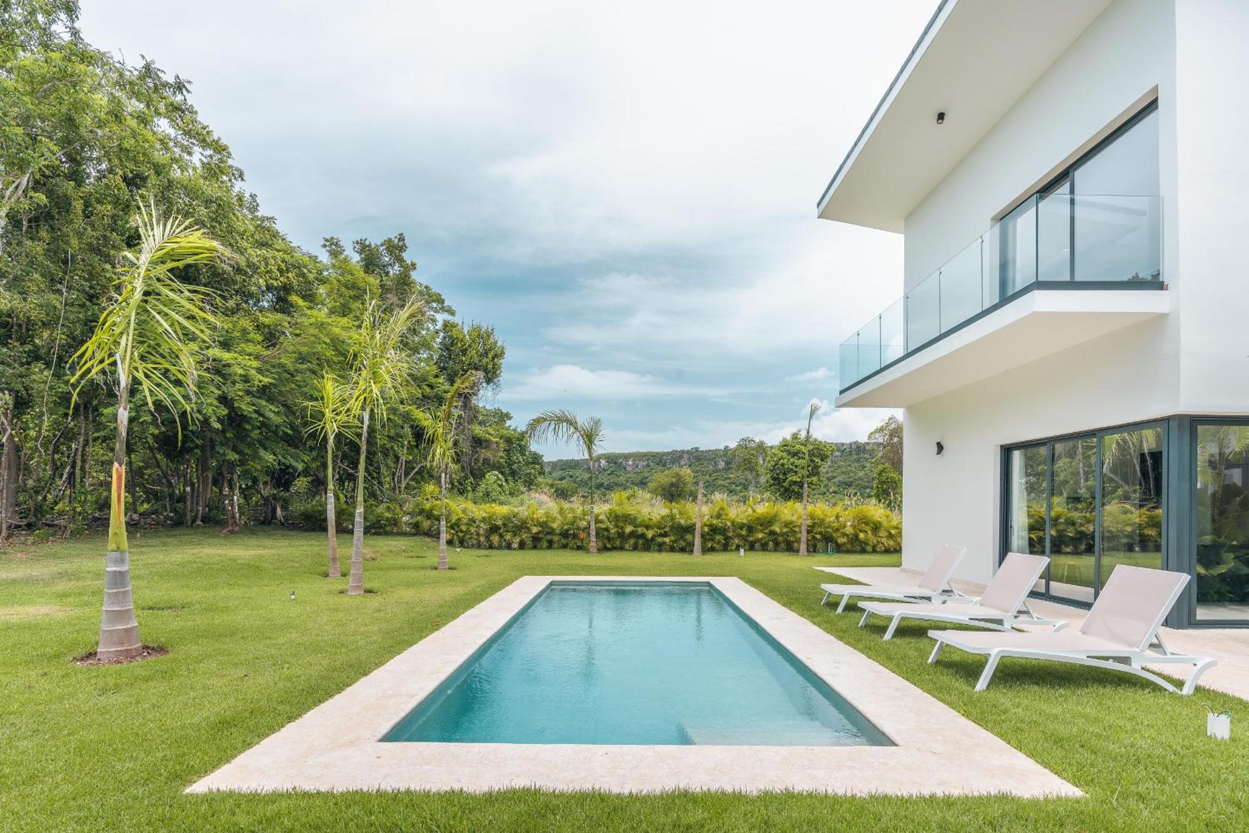 Magnificent villa with maid and pool at Caleton
