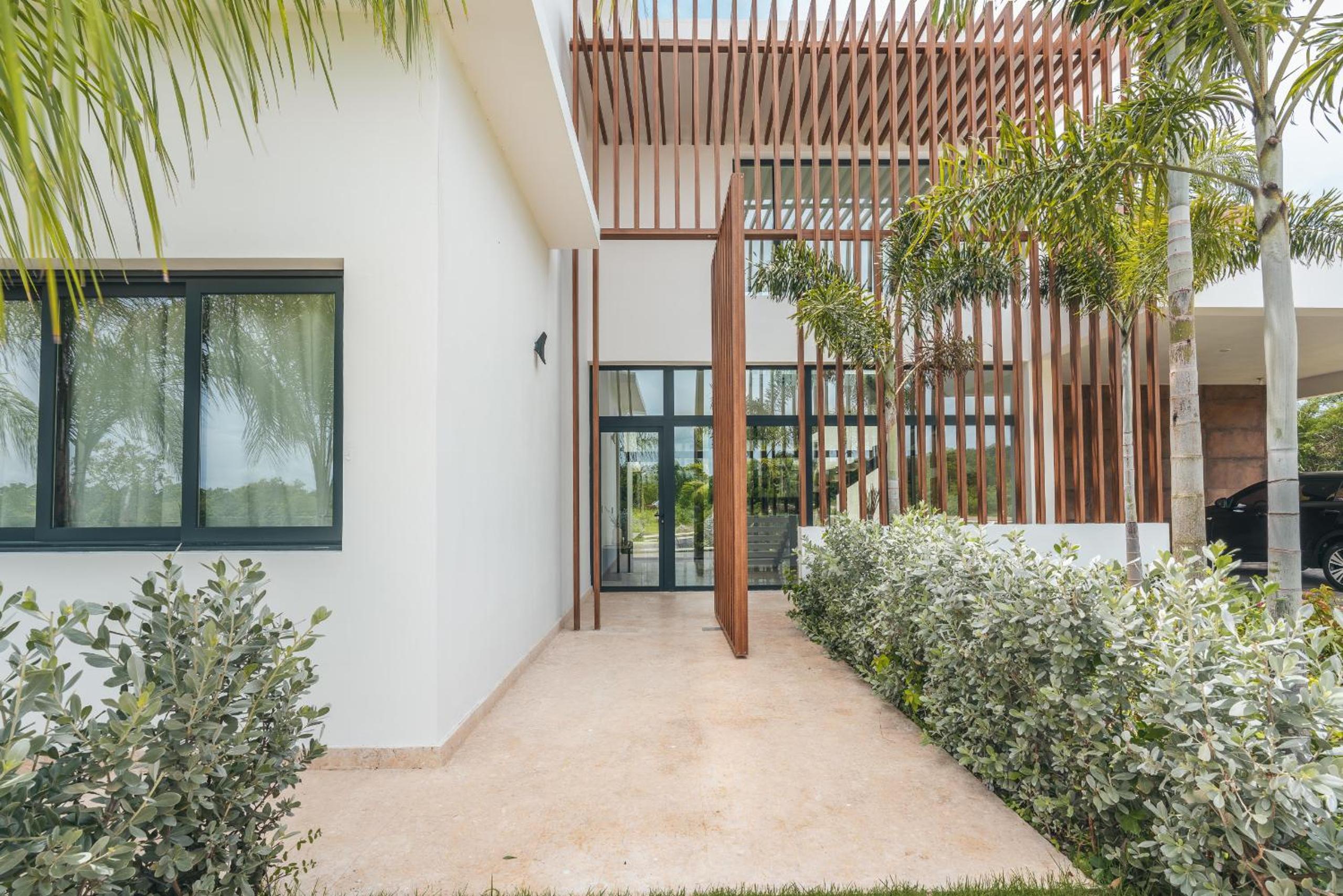 Magnificent villa with maid and pool at Caleton
