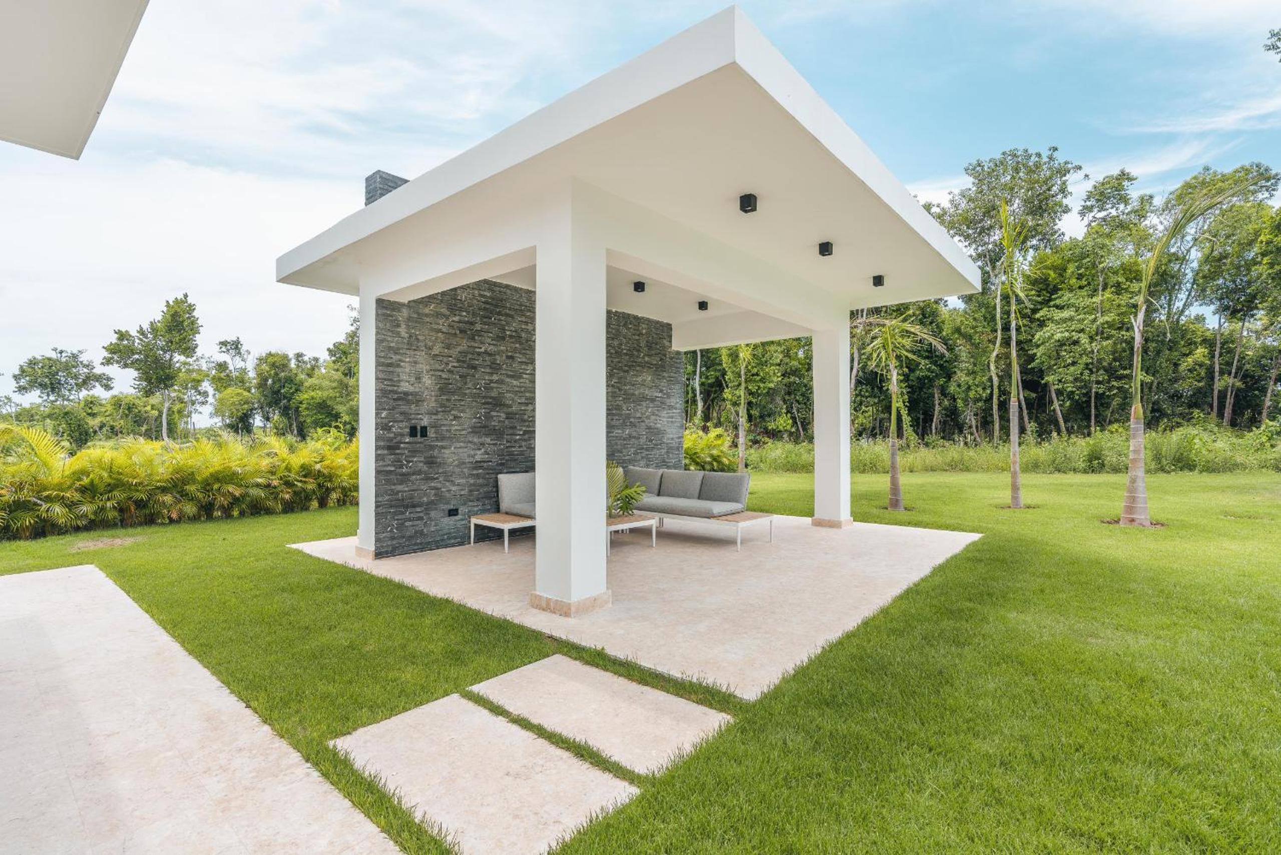 Magnificent villa with maid and pool at Caleton