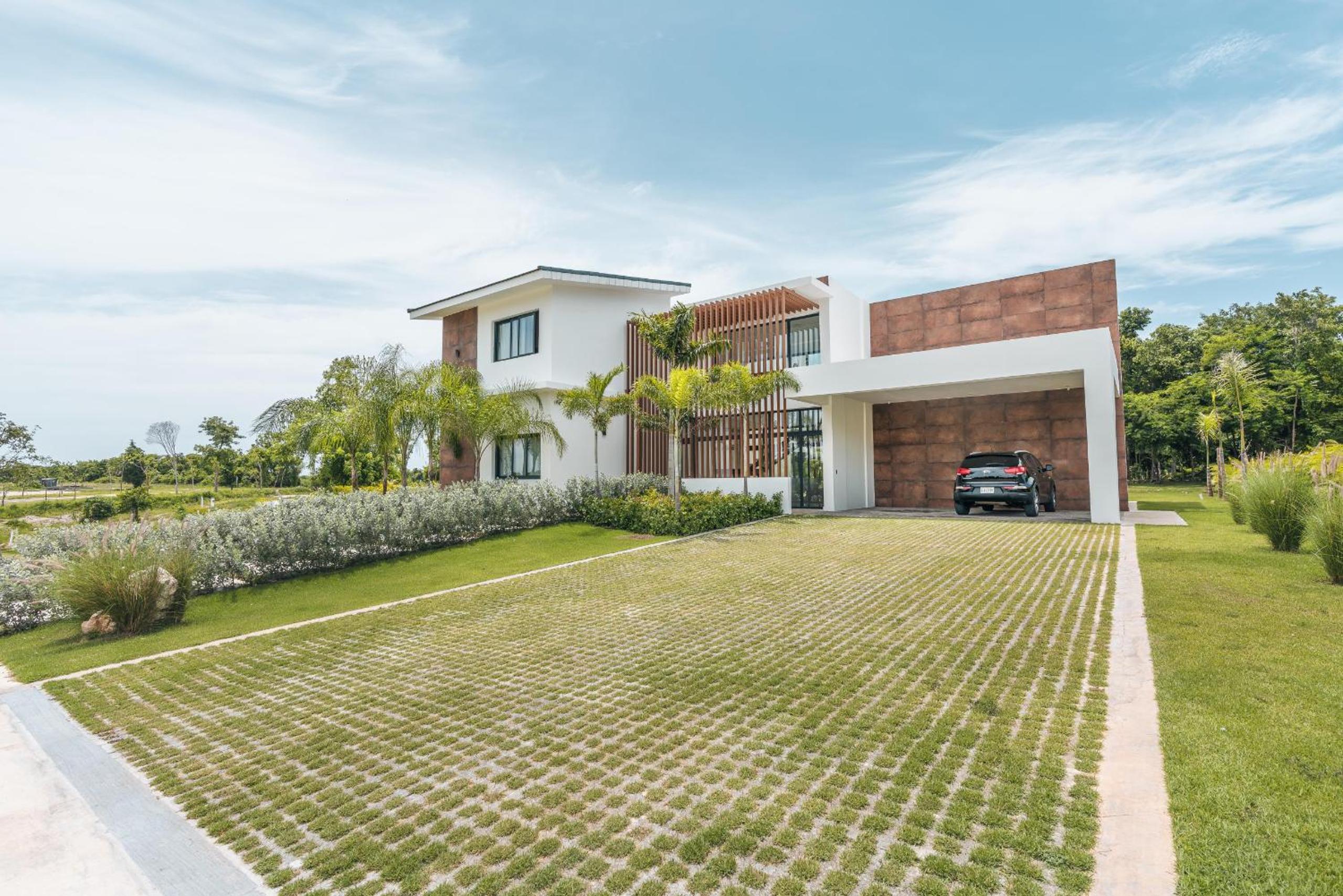 Magnificent villa with maid and pool at Caleton