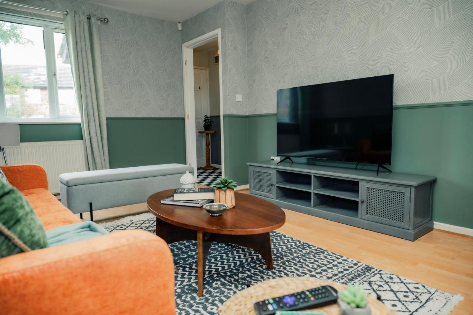 Stylish 2-Bedroom Home Perfect for Families and Couples view 3