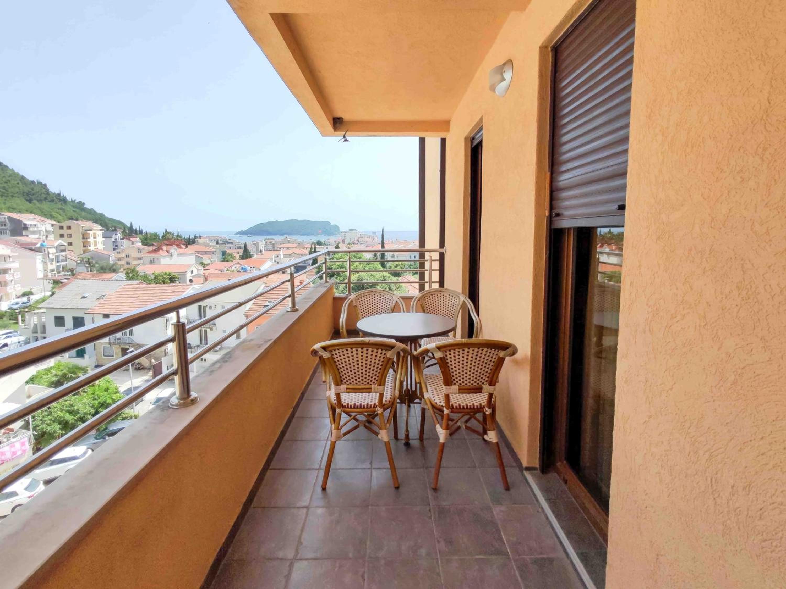 Sunny three-bedroom apartment in Budva