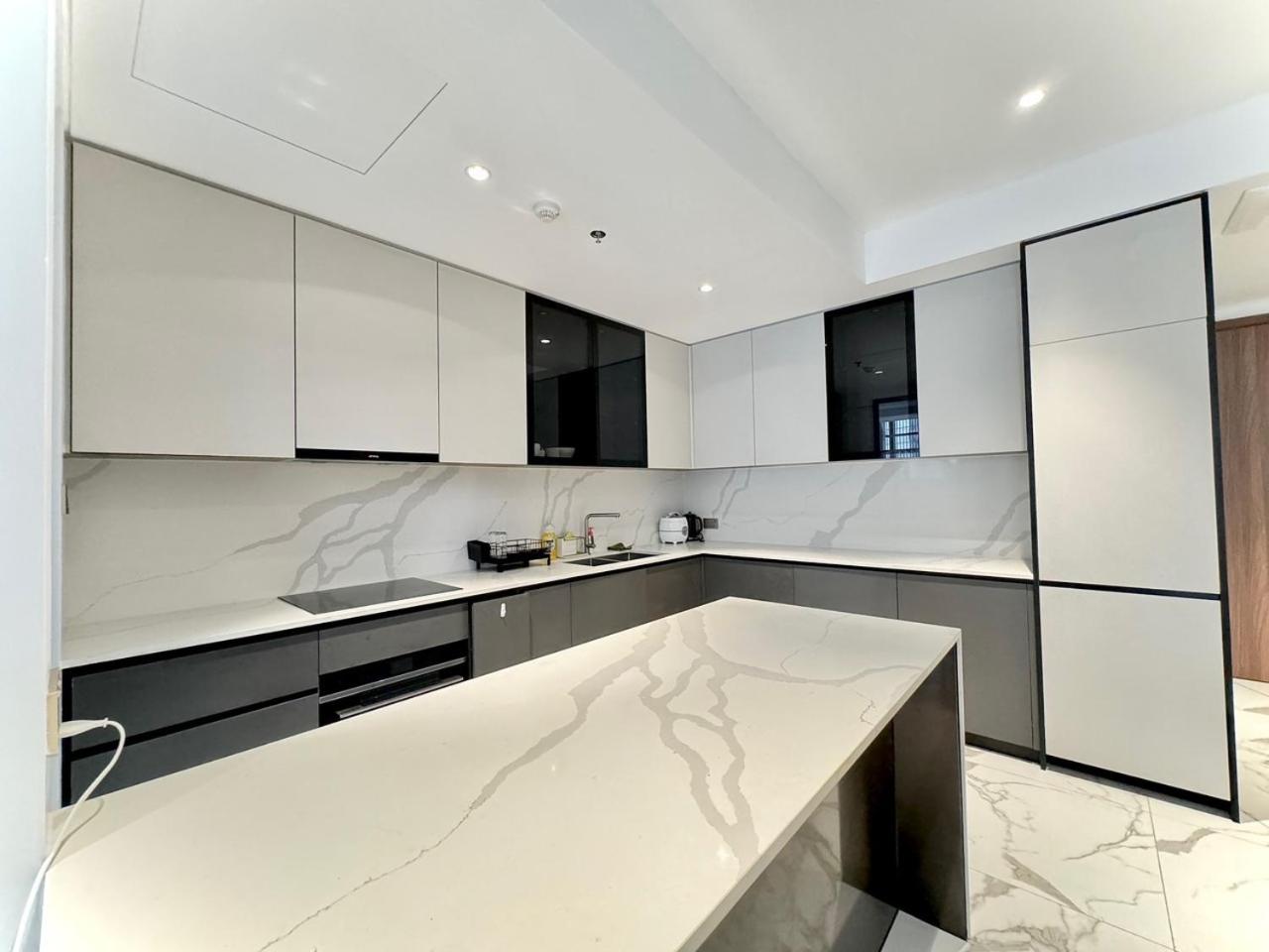 Metropole Thu Thiem - Luna Apartment - Chic, Unbeatable LOCATION, Great Value!!!