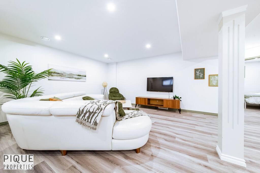 Spacious Bright Suite - Sleeps 4 - King Bed - NFLX