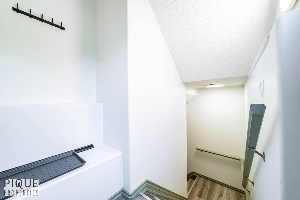 Spacious Bright Suite - Sleeps 4 - King Bed - NFLX