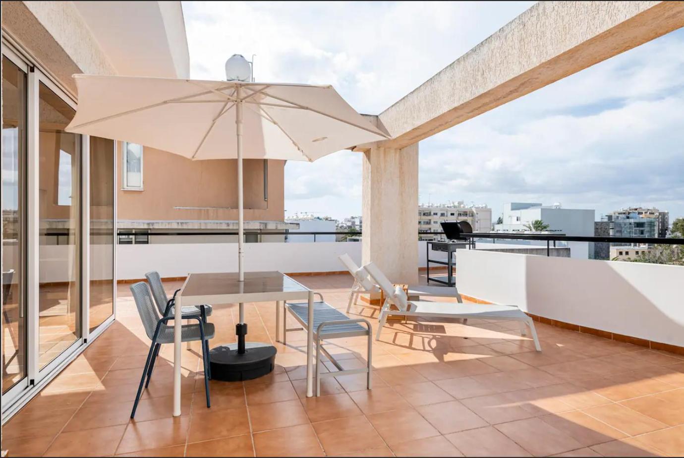 Top Floor Apartment City Center