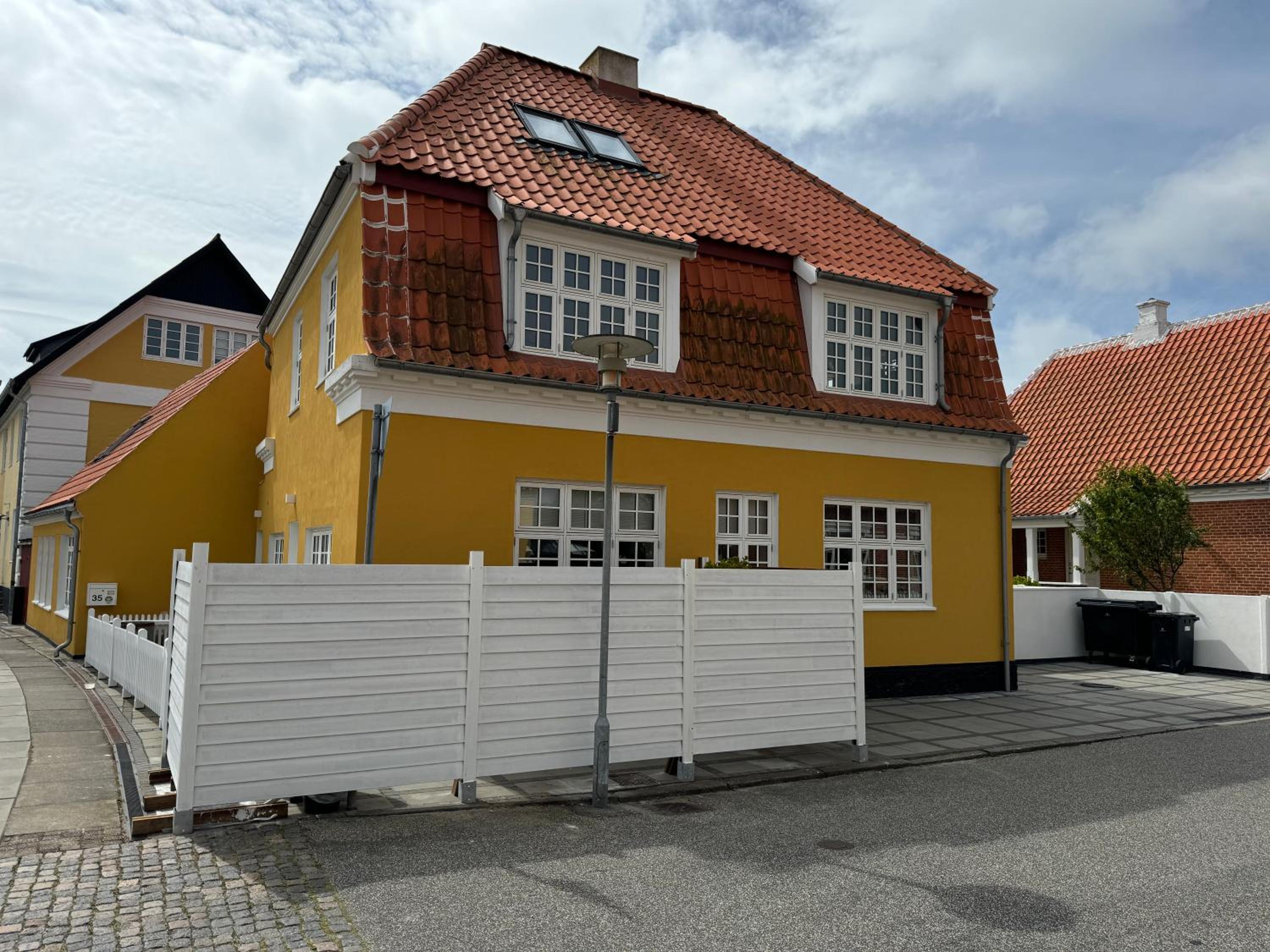 2 Centralt beliggende og lyst indrettet lejlighed