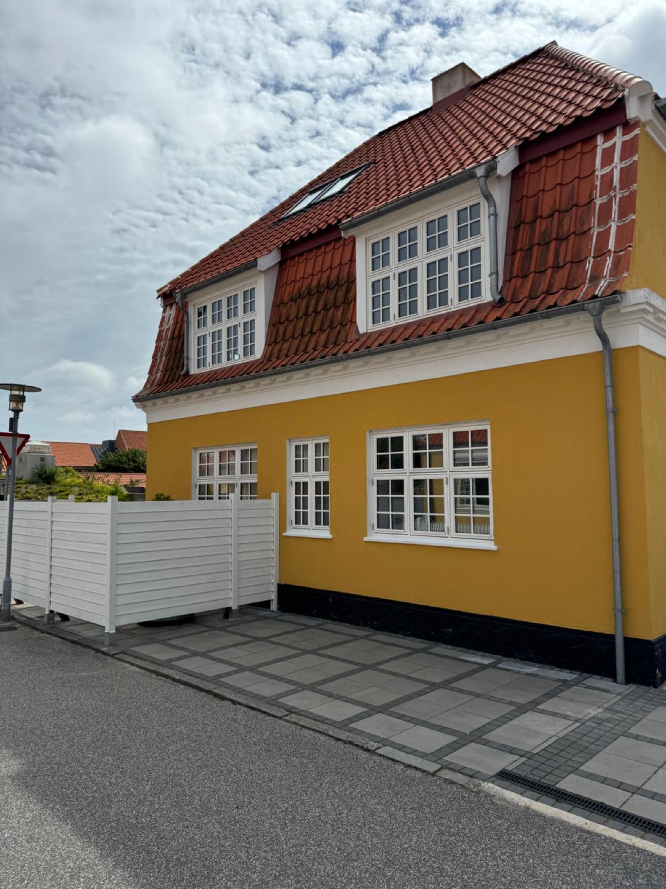 2 Centralt beliggende og lyst indrettet lejlighed