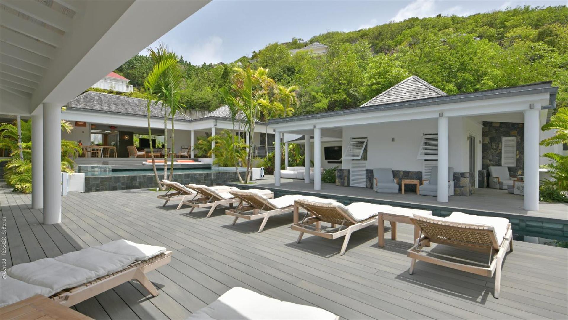 Modern Villa with Two Swimming Pools
