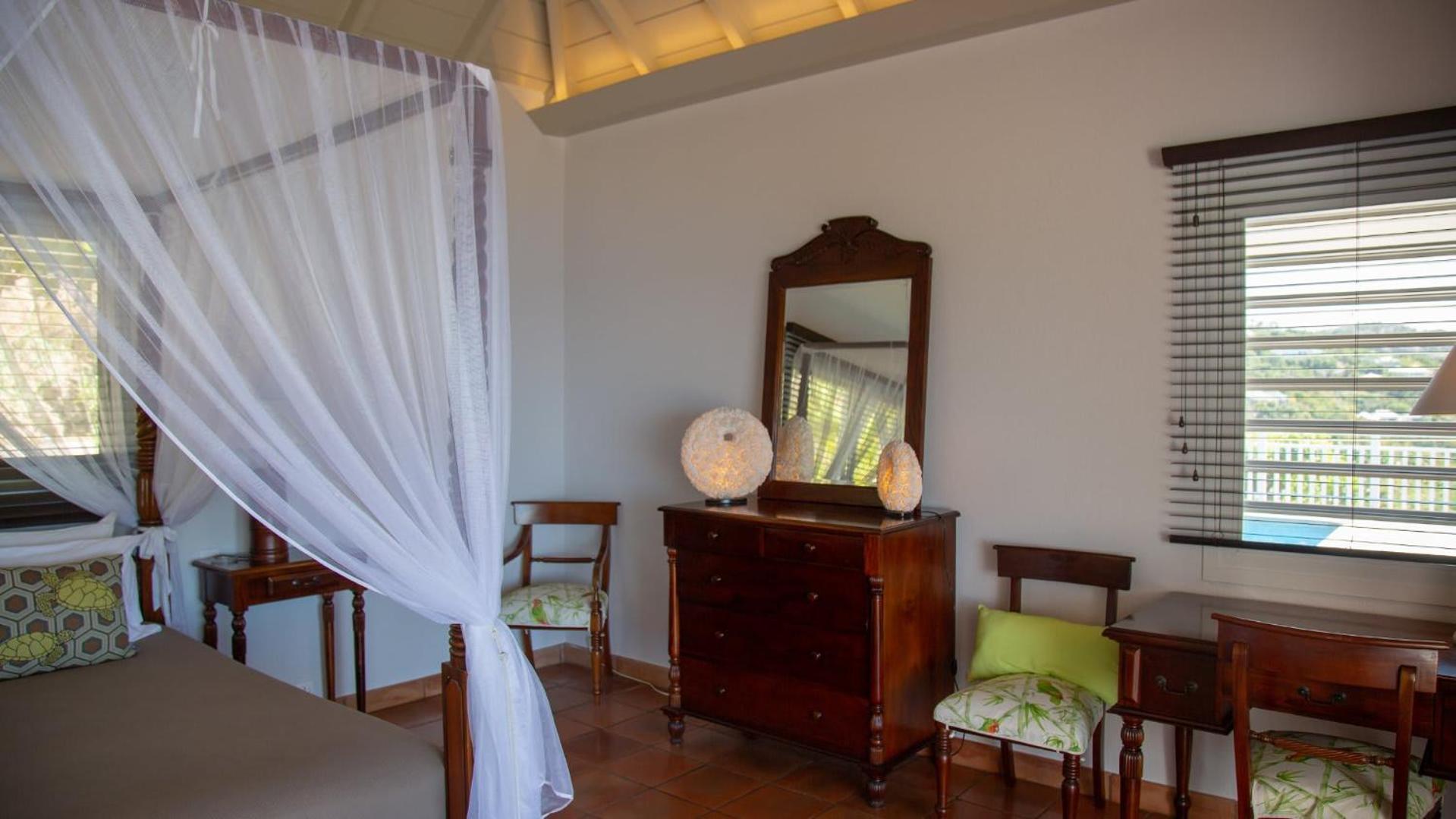 Villa with Beautiful Tropical Garden