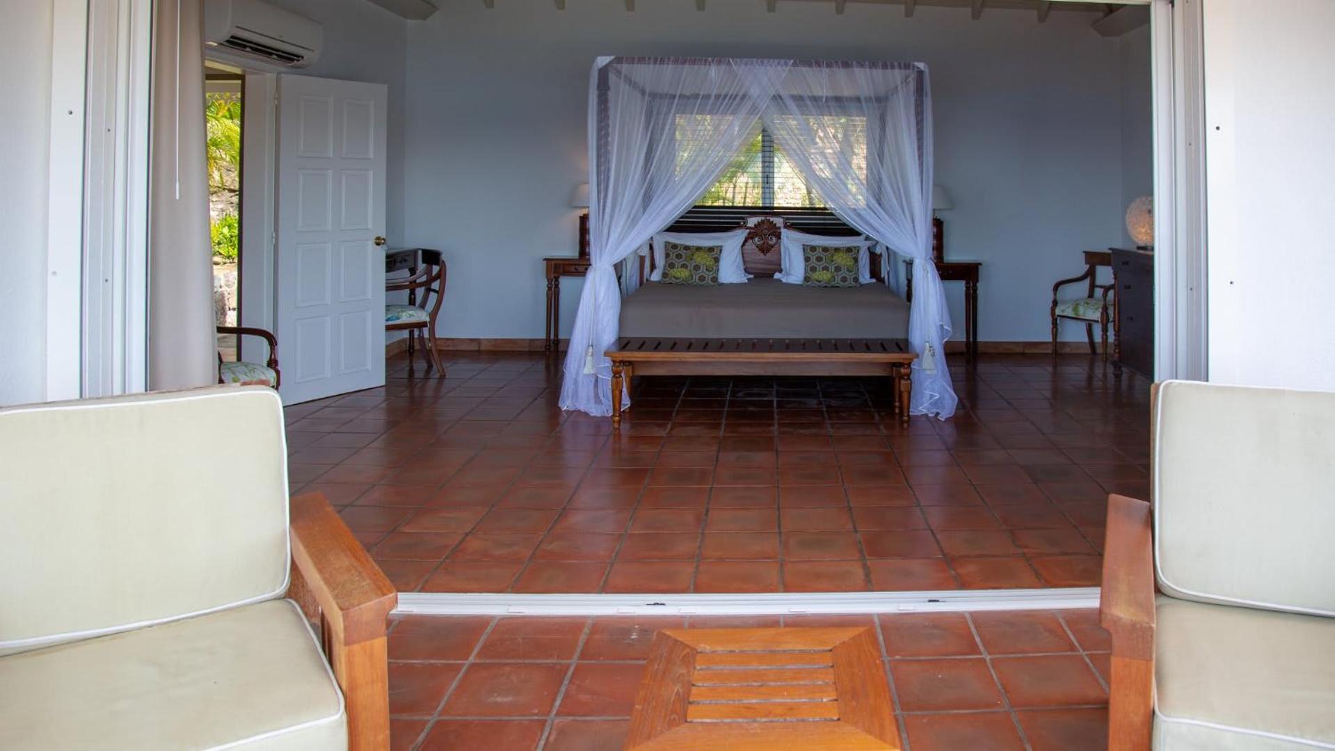 Villa with Beautiful Tropical Garden