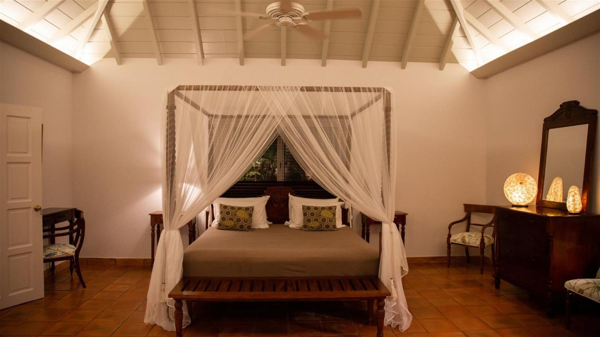 Villa with Beautiful Tropical Garden