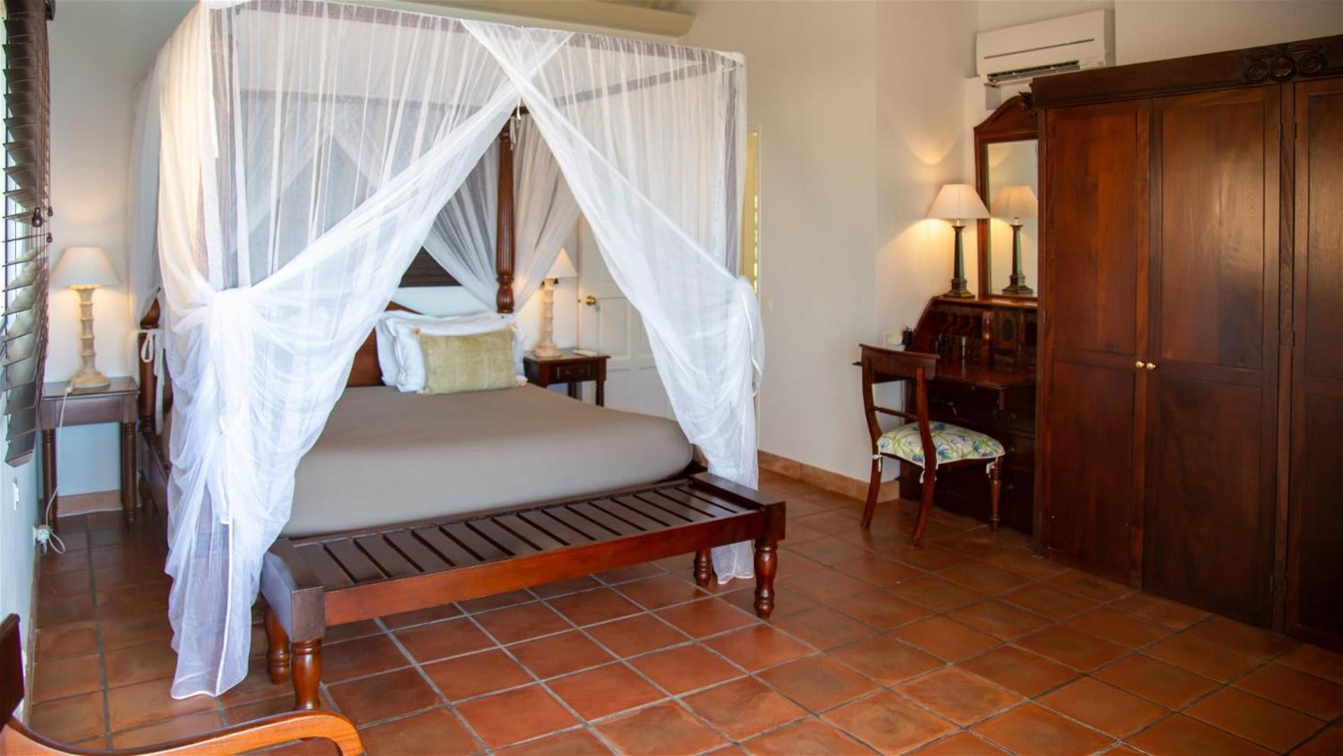 Villa with Beautiful Tropical Garden