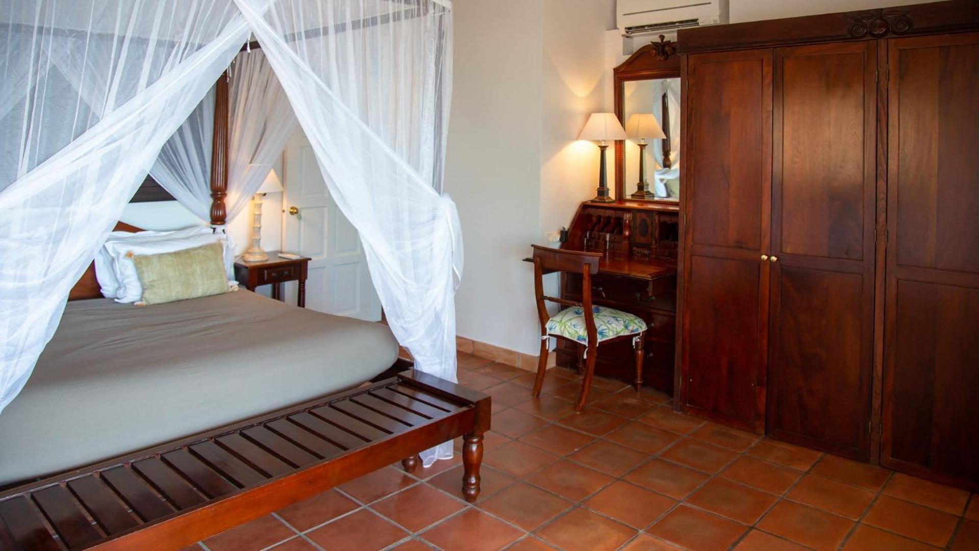 Villa with Beautiful Tropical Garden