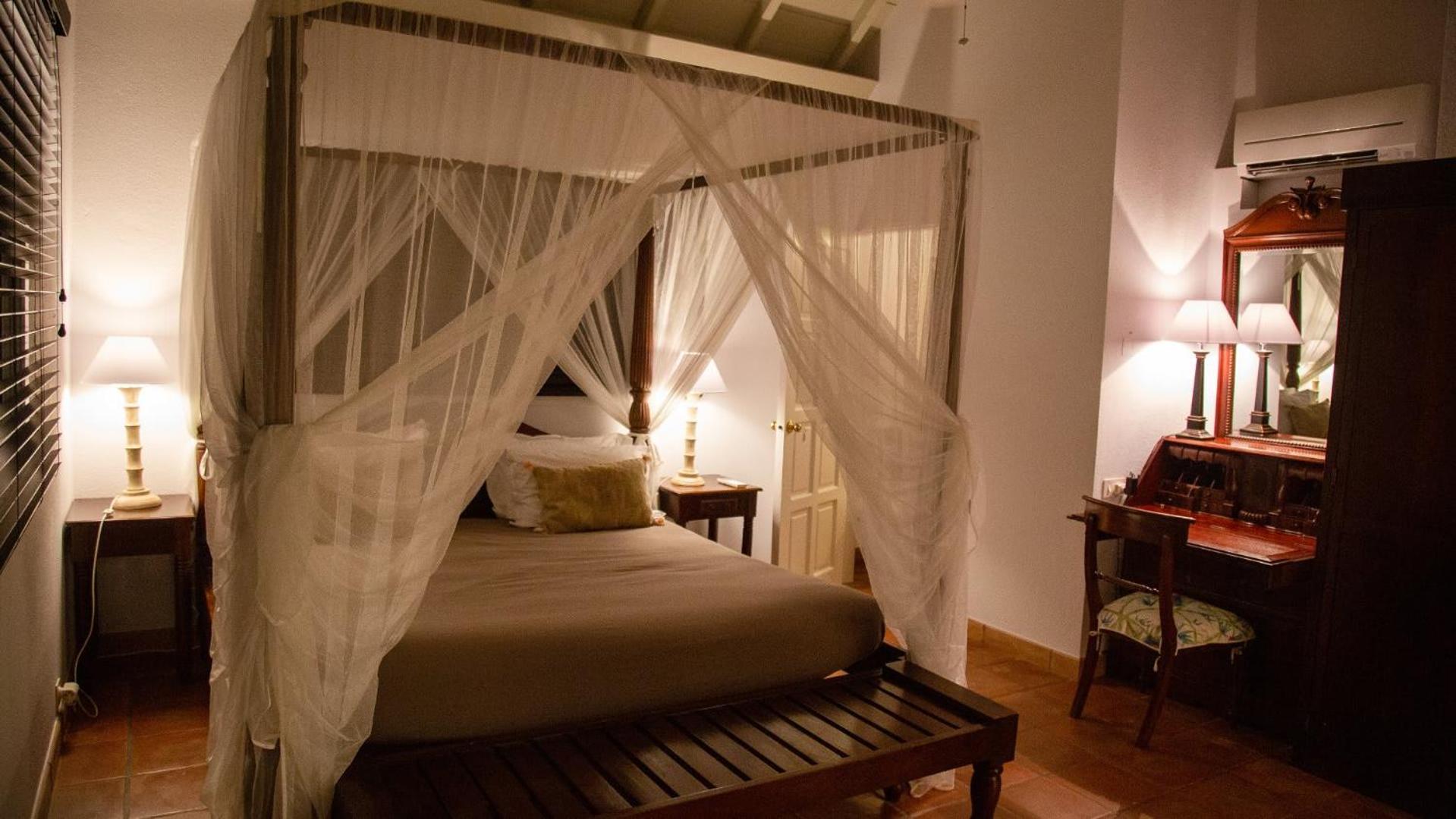 Villa with Beautiful Tropical Garden