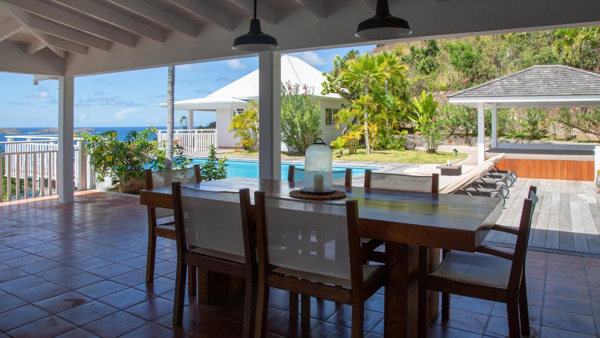Villa with Beautiful Tropical Garden