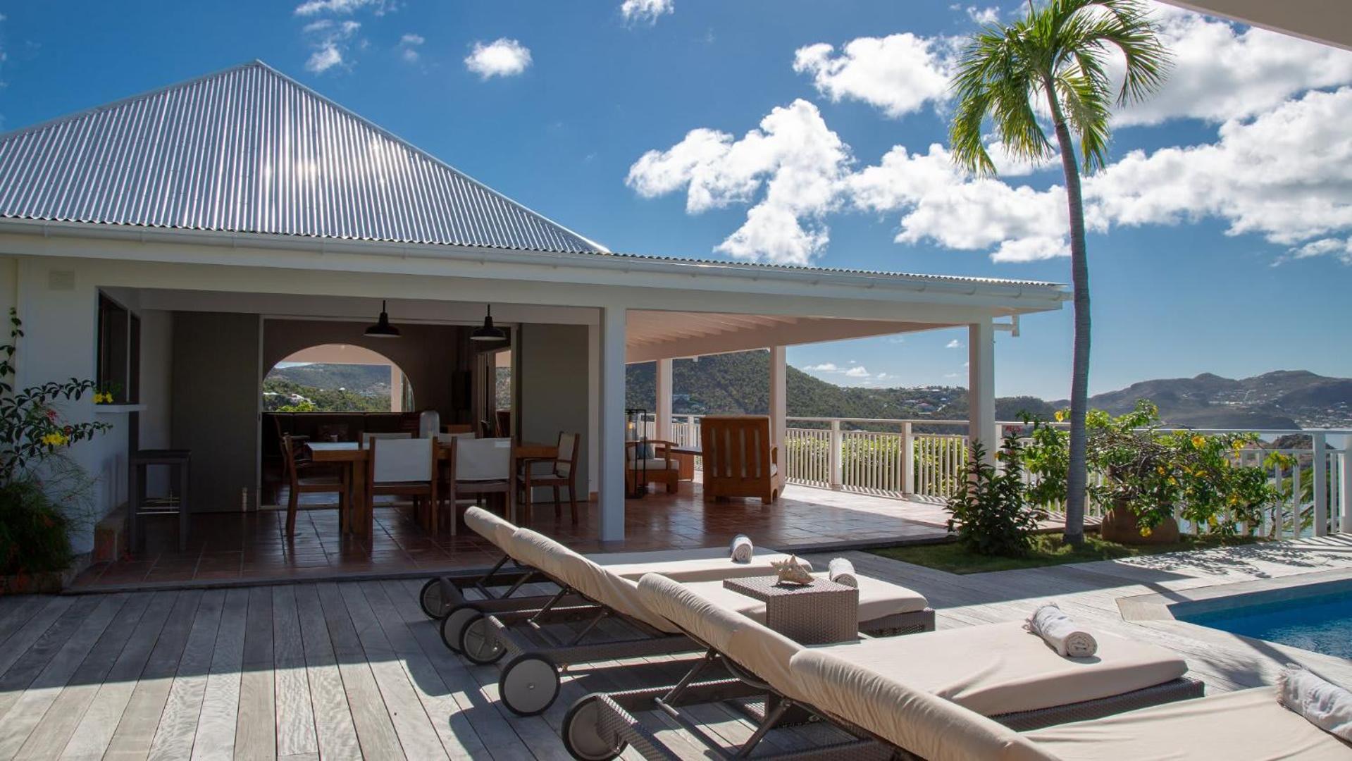 Villa with Beautiful Tropical Garden