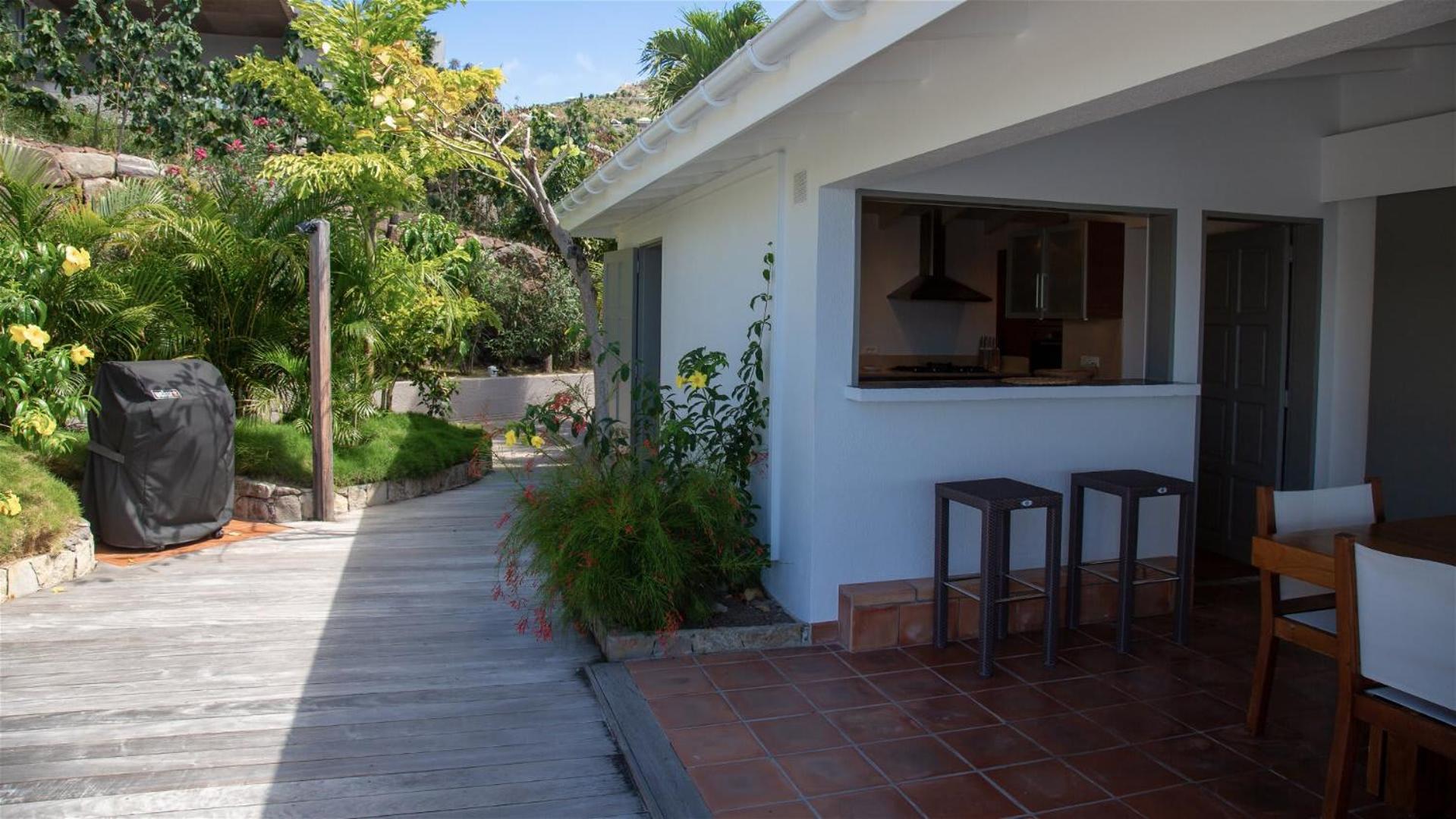 Villa with Beautiful Tropical Garden