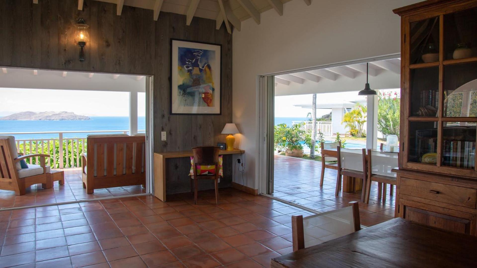 Villa with Beautiful Tropical Garden