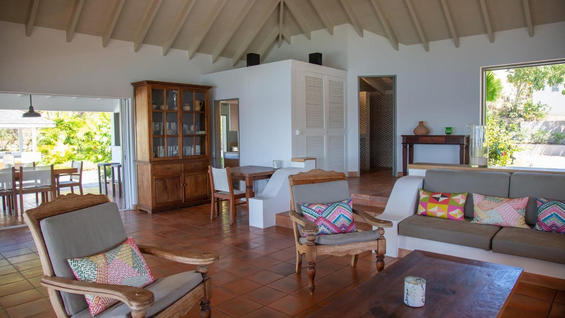 Villa with Beautiful Tropical Garden