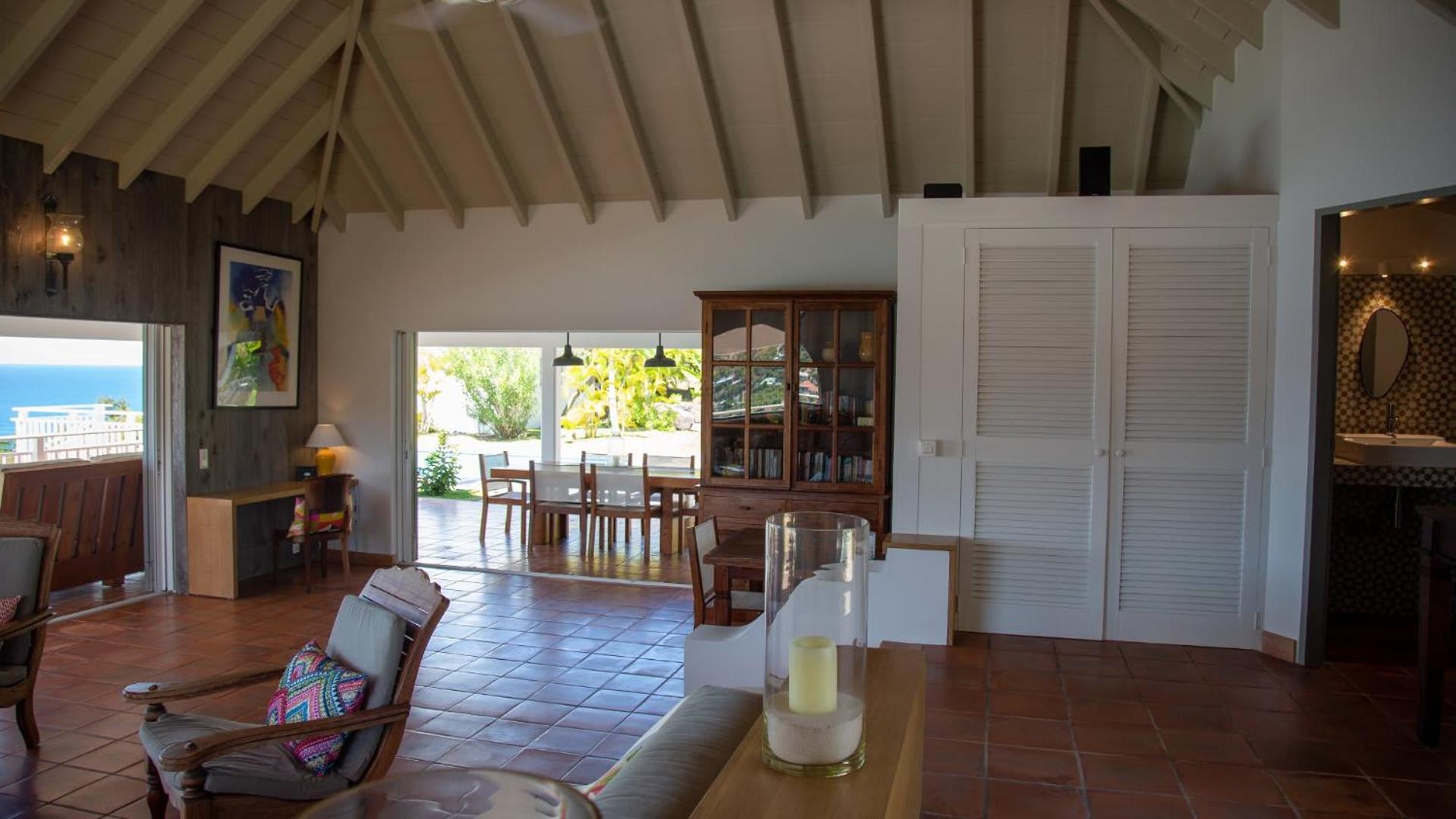 Villa with Beautiful Tropical Garden