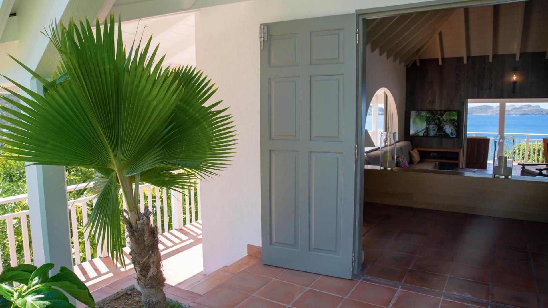 Villa with Beautiful Tropical Garden