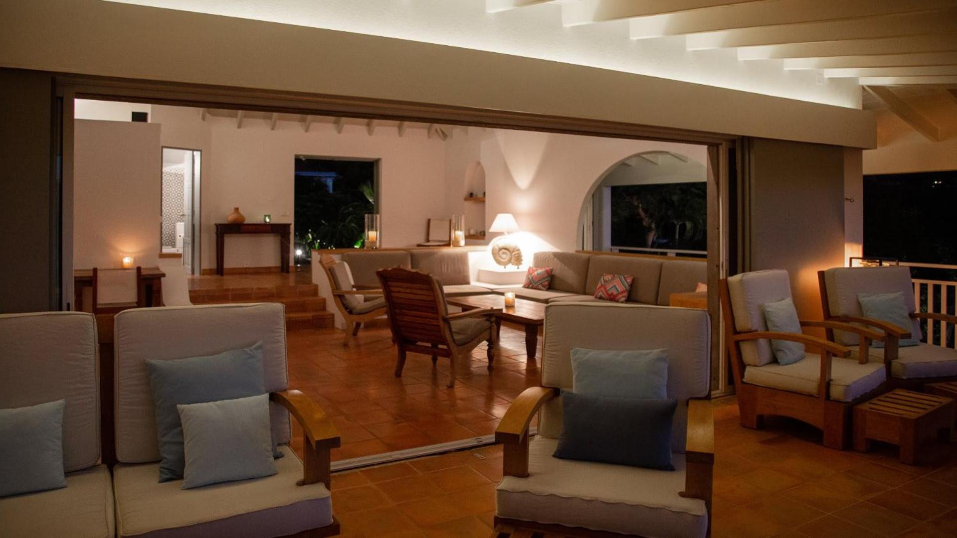 Villa with Beautiful Tropical Garden