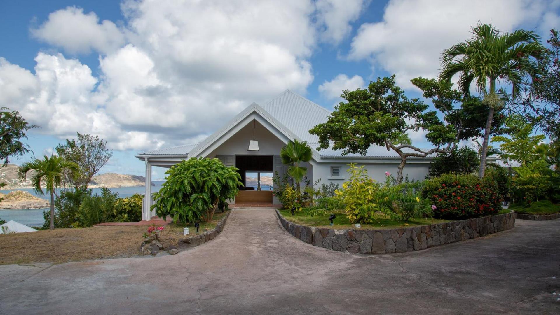 Villa with Beautiful Tropical Garden