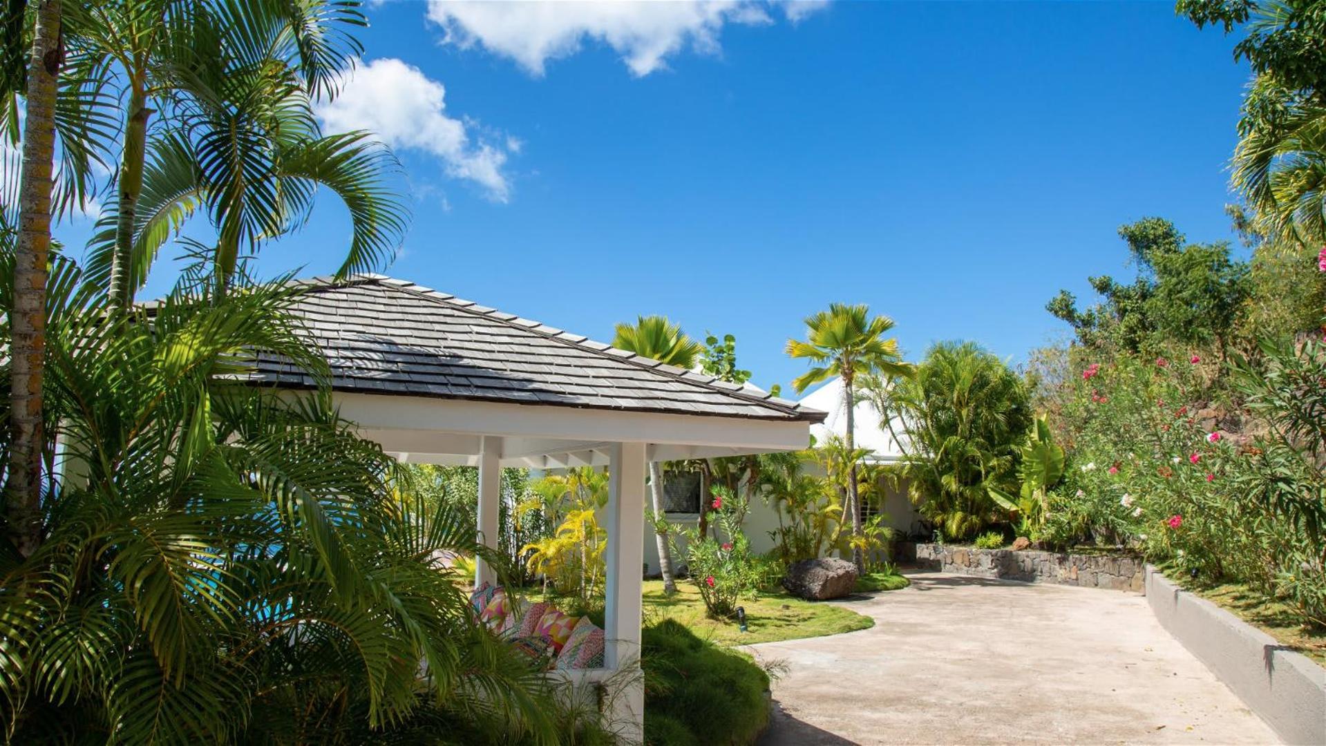 Villa with Beautiful Tropical Garden