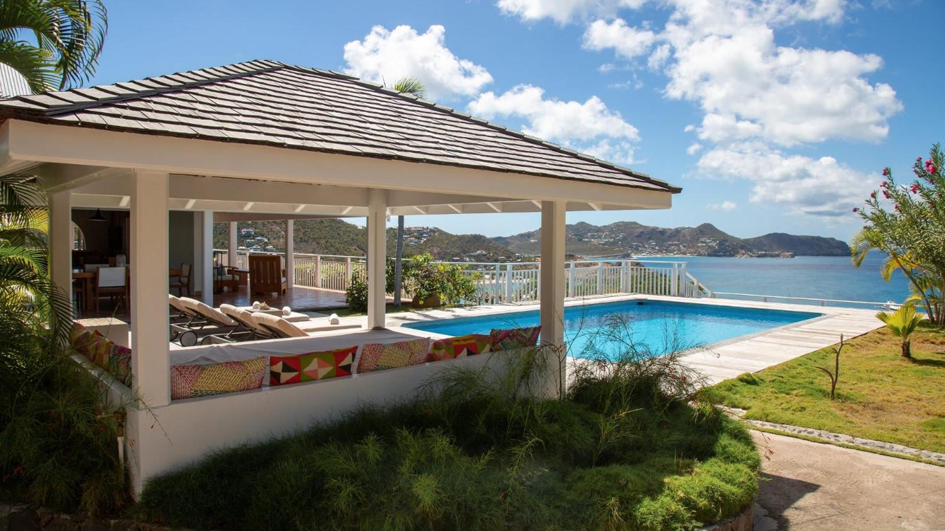Villa with Beautiful Tropical Garden