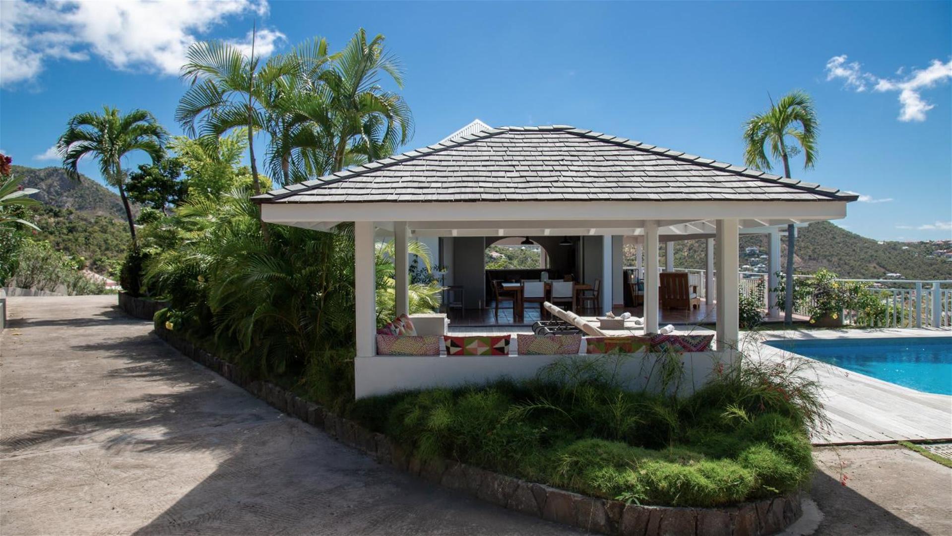 Villa with Beautiful Tropical Garden