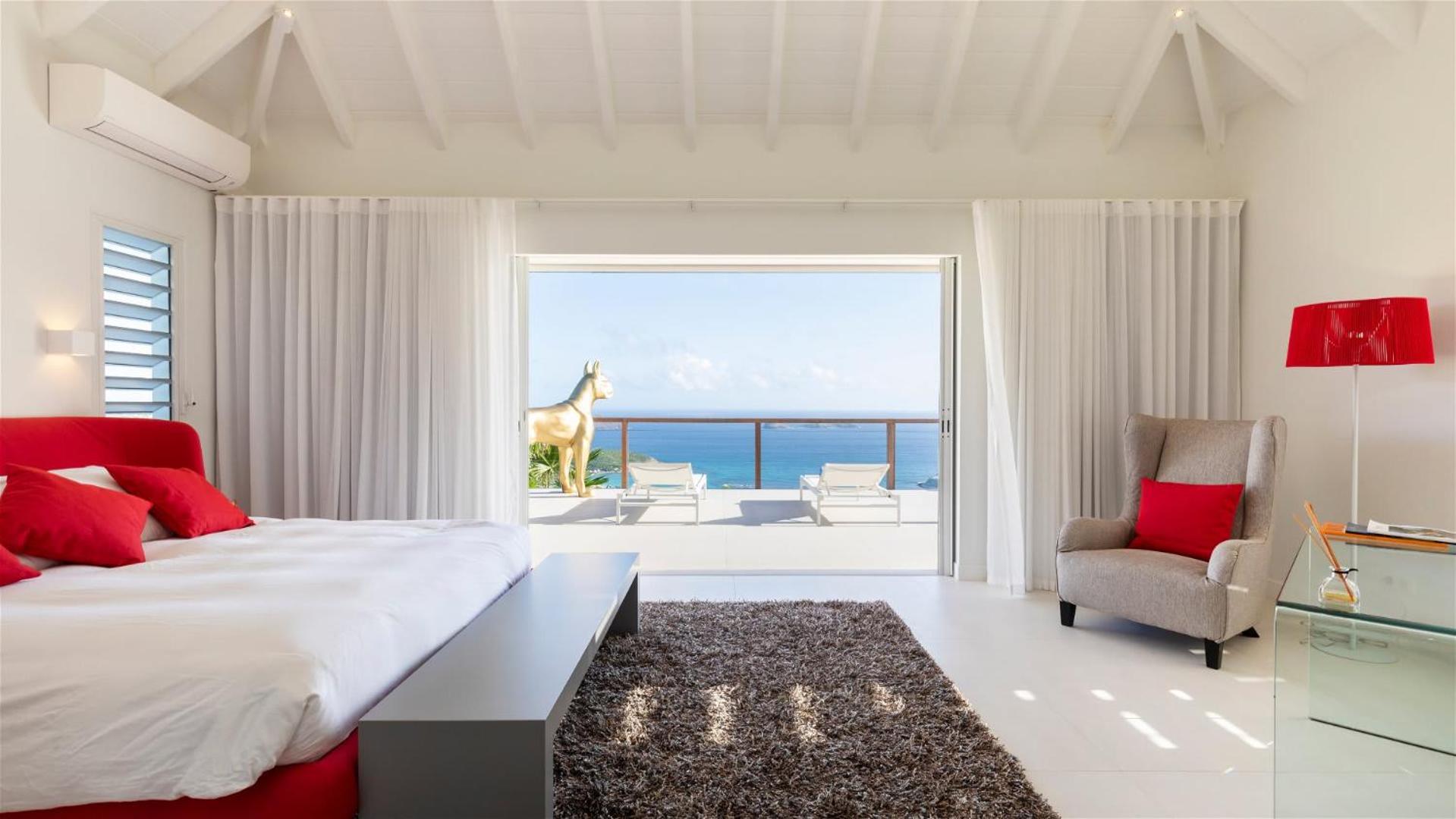 Villa with Light and Soothing Atmosphere