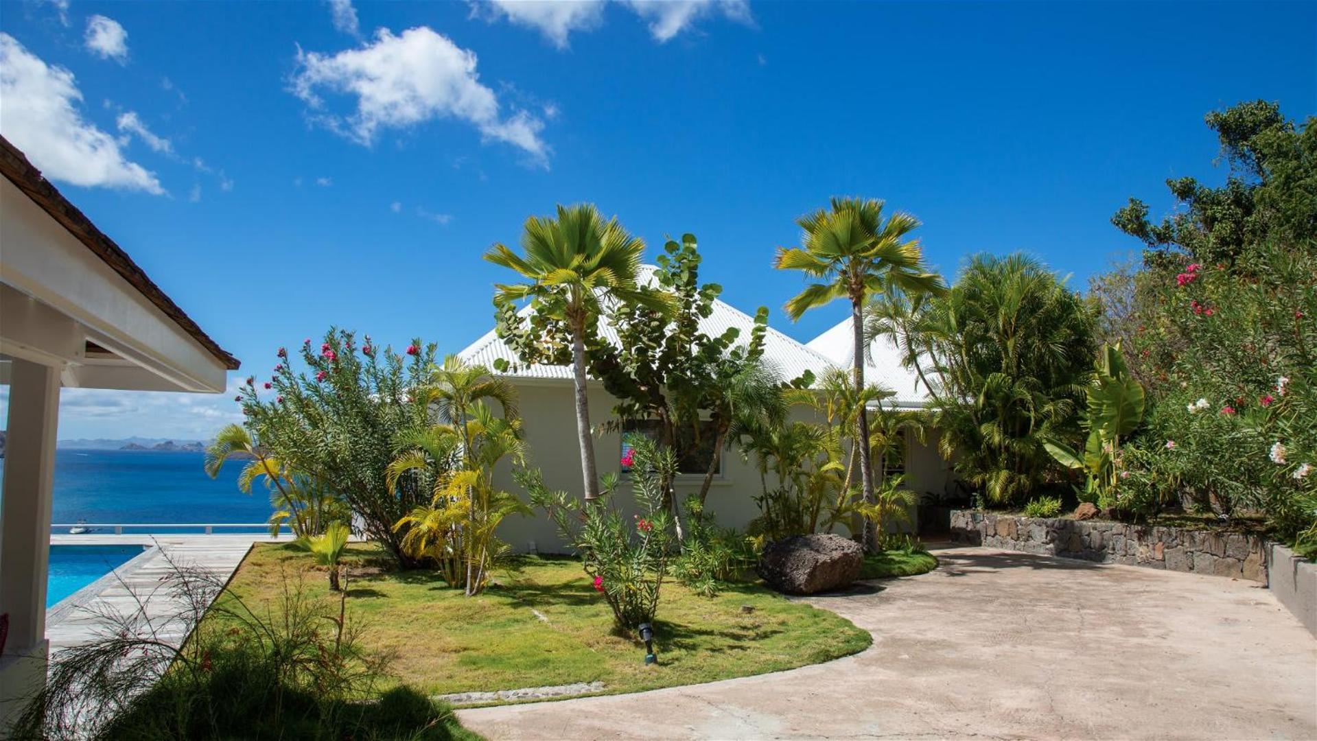Villa with Beautiful Tropical Garden