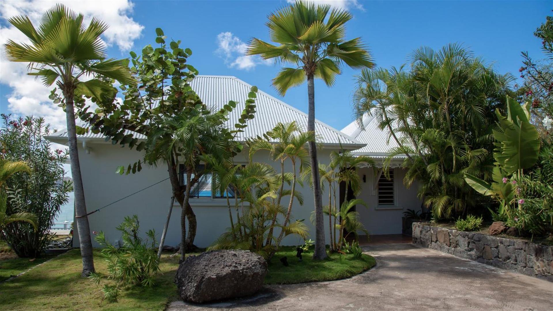 Villa with Beautiful Tropical Garden