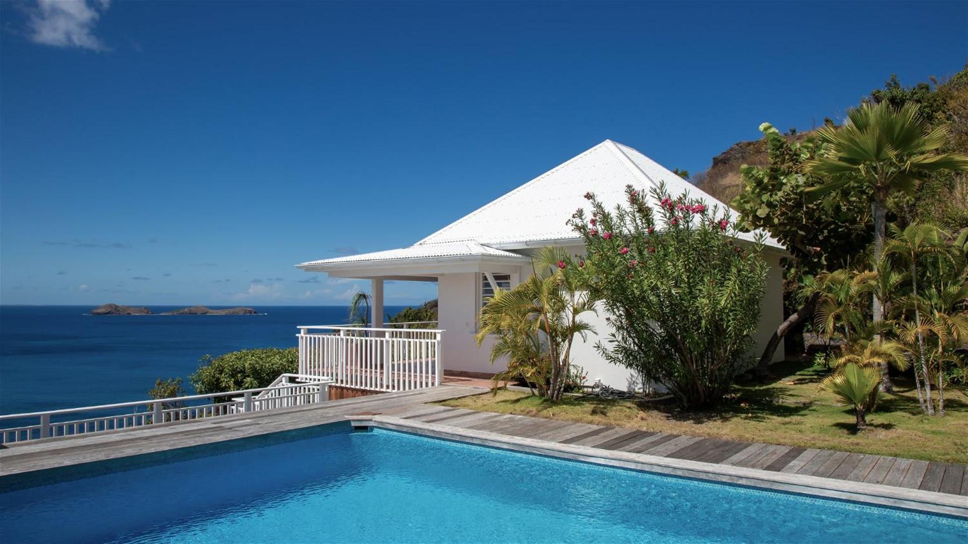 Villa with Beautiful Tropical Garden
